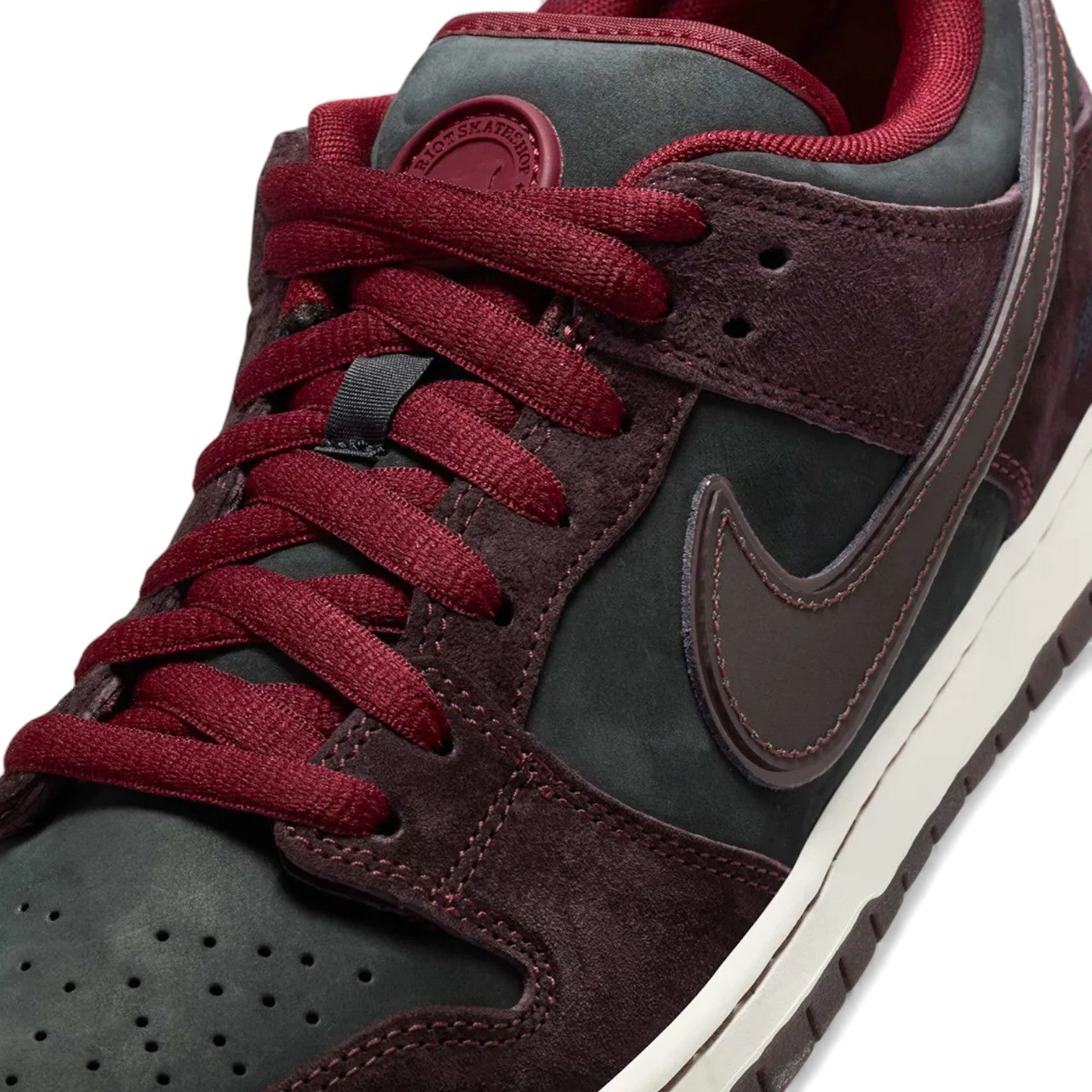 Nike SB Dunk Low Riot Skateshop (Special Box)